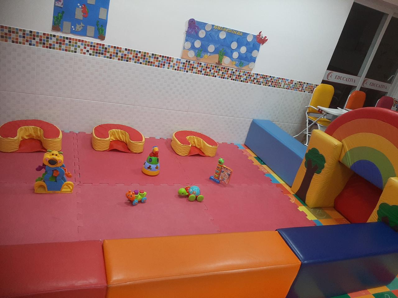 Espaço do berçário com tatames e brinquedos