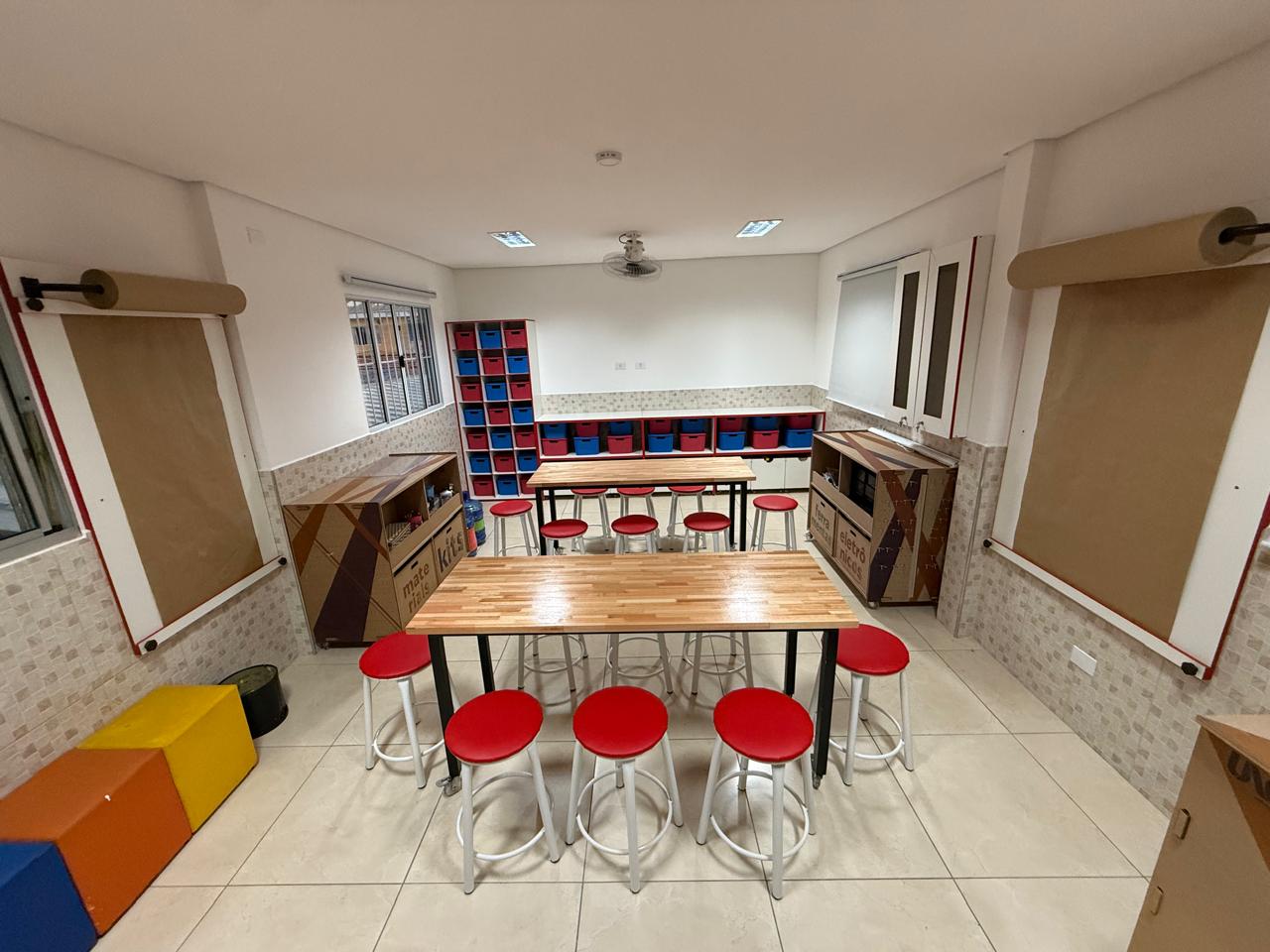Laboratório maker com bancadas e materiais